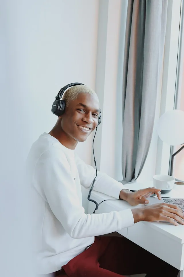 Homme travaillant en souriant