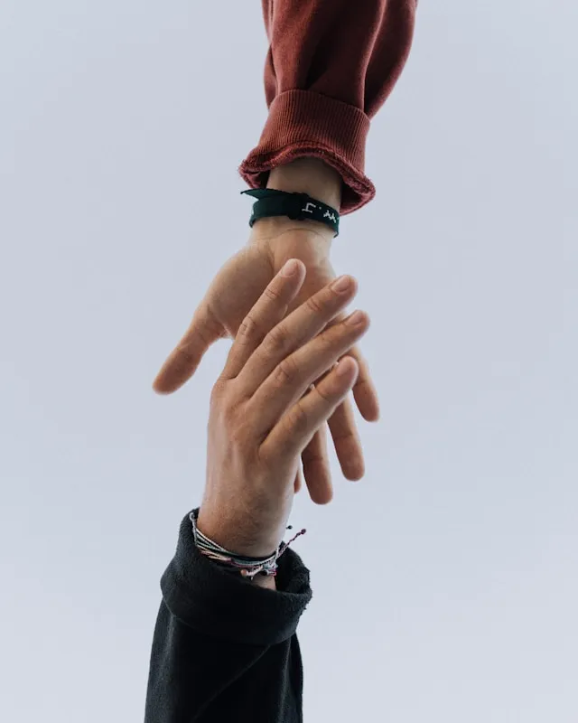 Deux personnes se serrant la main