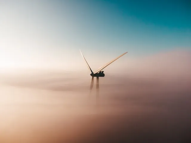 Eolienne dans les nuages